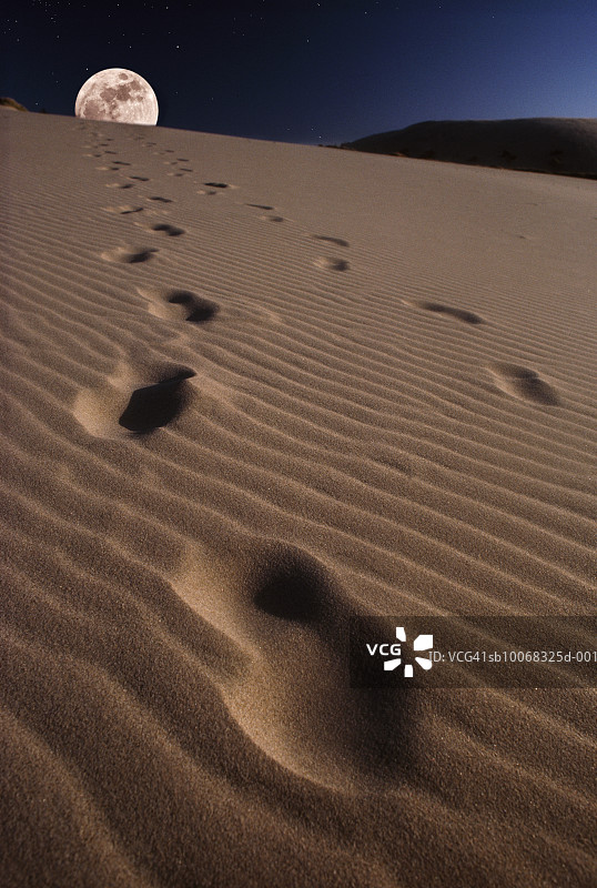 美国加州死亡谷沙地上的脚印图片素材