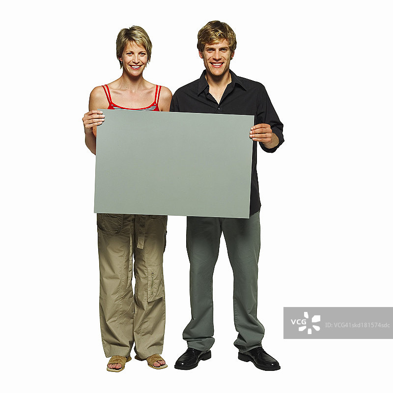 抱着空白卡片的夫妇的正面视图图片素材
