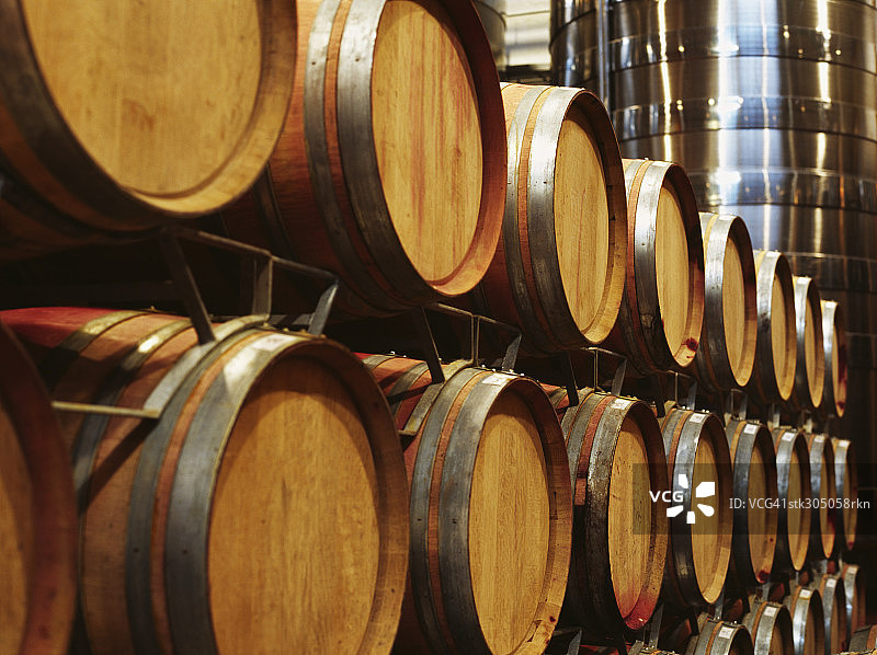 酿酒厂里一桶桶的葡萄酒图片素材