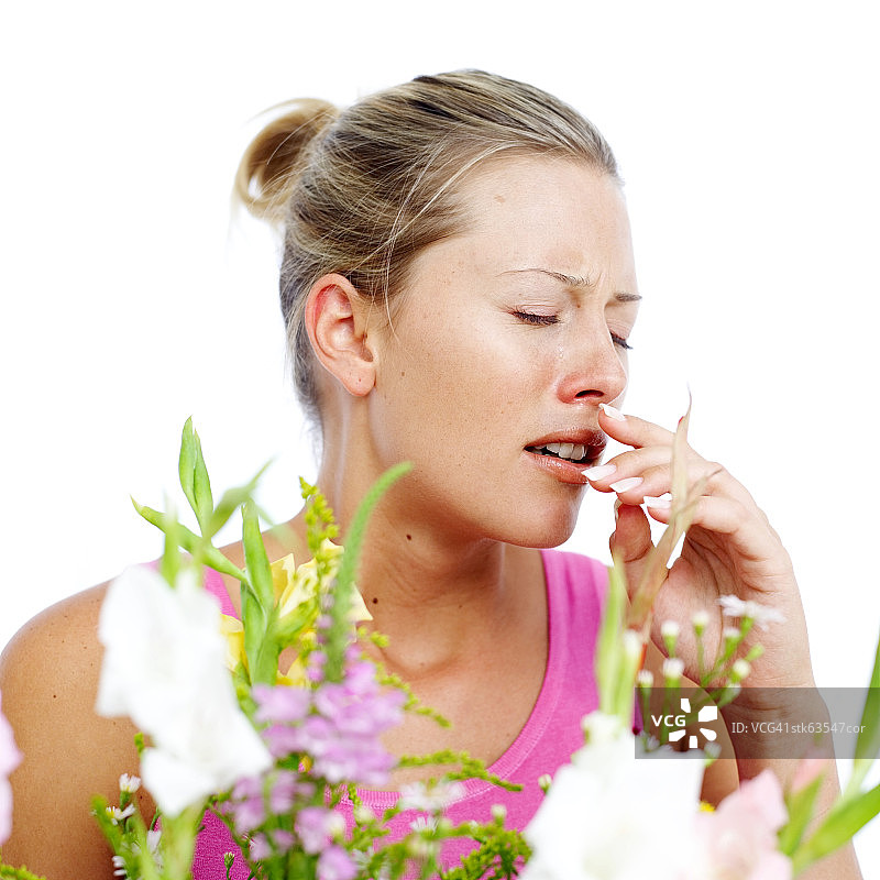 一名年轻女子因花粉而打喷嚏图片素材