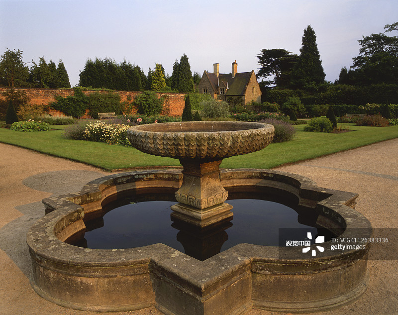 位于诺丁汉郡纽斯特德修道院的玫瑰园喷泉。图片素材
