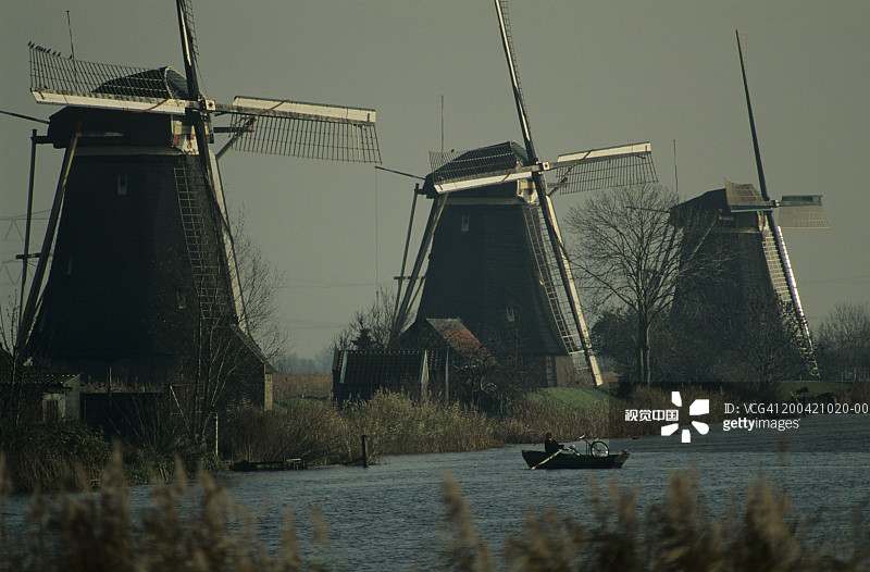 荷兰，肯德代克，划船向风车的人图片素材