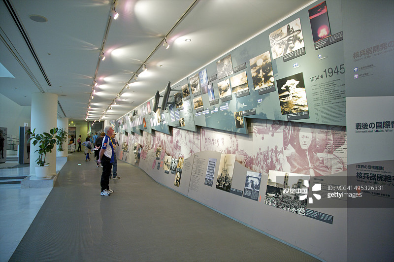 原子弹博物馆的参观者在画廊里阅读文字图片素材