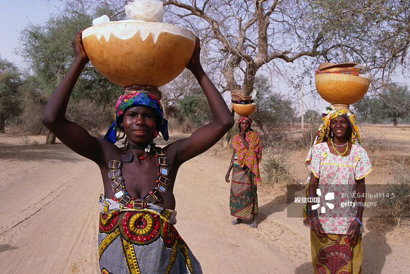 妇女从井中拿水回来，正面，尼日尔图片素材