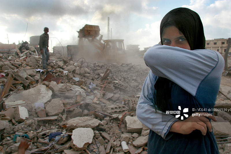 黎巴嫩，西迪肯，被毁城镇的女孩，她的嘴被灰烬覆盖，肖像图片素材