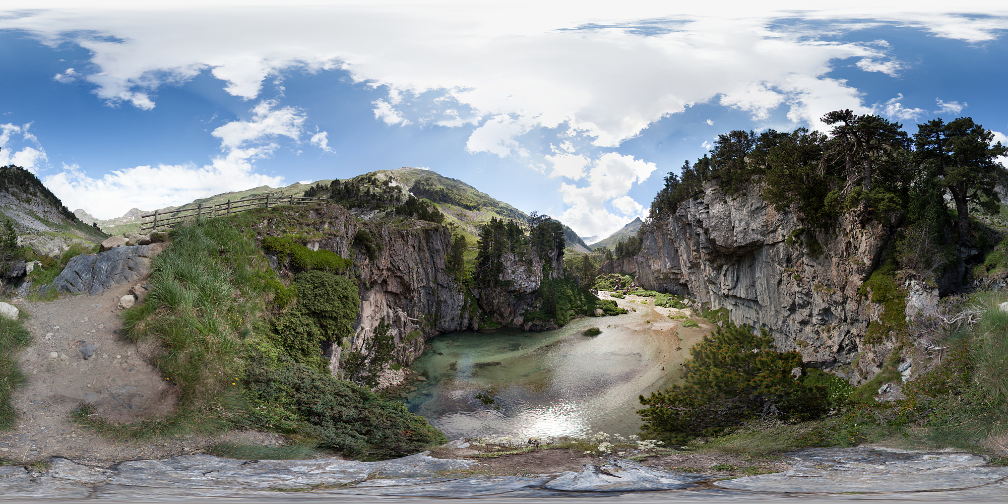 360度艾加拉鲁特天坑全景。Benasque Huesca,西班牙。图片下载
