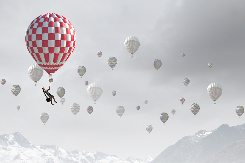女商人在气球上飞翔寻找灵感。寻找新的商业想法图片素材