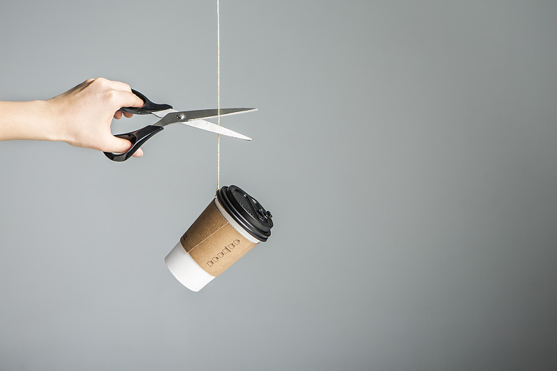 用绳子剪下一次性咖啡杯图片素材