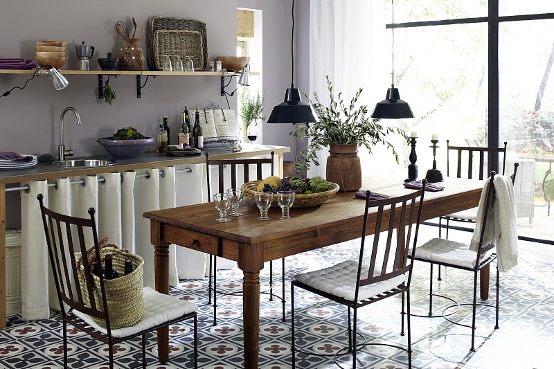 厨房与长木桌与金银丝铁椅子的观点图片下载