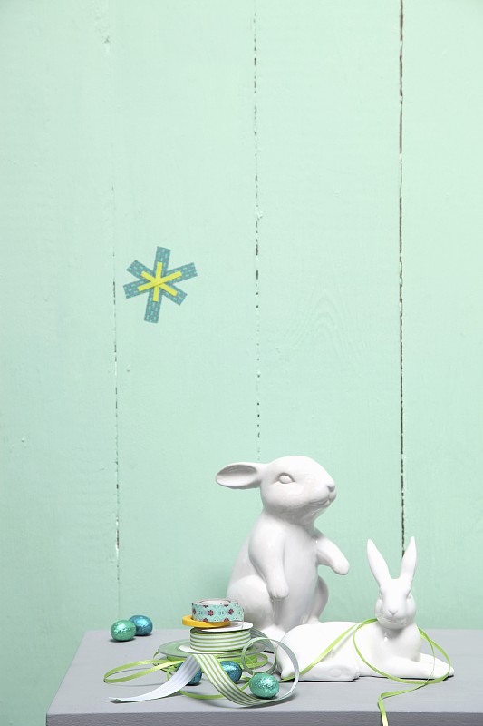 色彩柔和的复活节布置;中国兔子，丝带和巧克力蛋图片素材