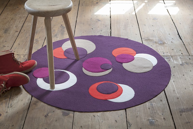 圆形，紫色，煮沸羊毛地毯与反差appliqué圈图片下载