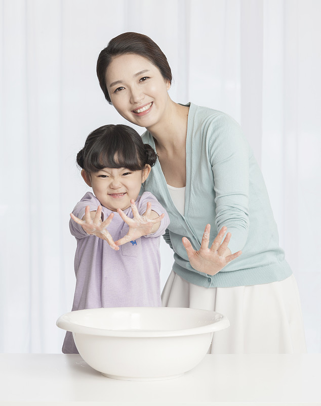 母亲和女儿在洗手图片下载