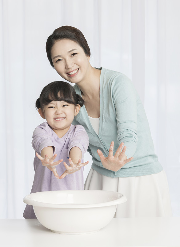 母亲和女儿在洗手图片下载