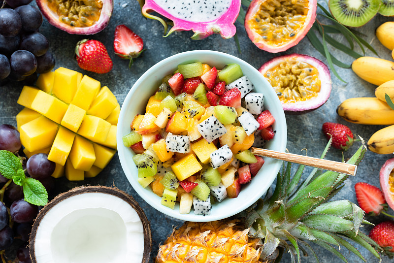 热带水果沙拉，芒果和火龙果在碗图片下载