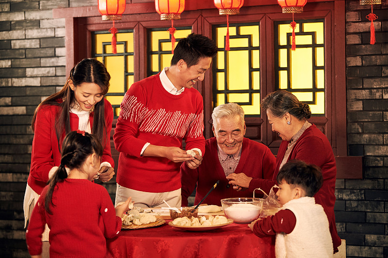 幸福家庭过年包饺子图片下载