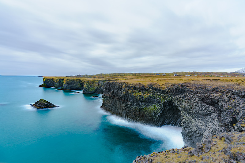 冰岛海岸线上玄武岩洞碧蓝色与海面的交相辉映图片素材