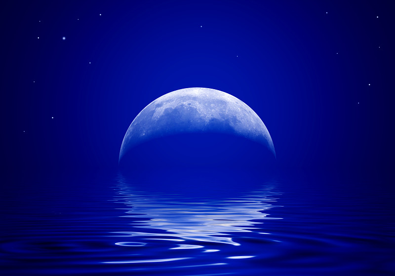 月亮倒映在波浪形的水面上图片下载