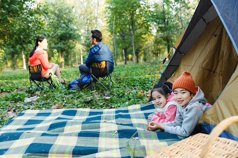 幸福家庭在户外露营图片下载