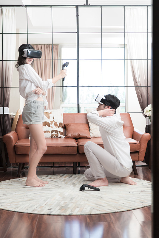 年轻情侣玩VR虚拟游戏图片素材