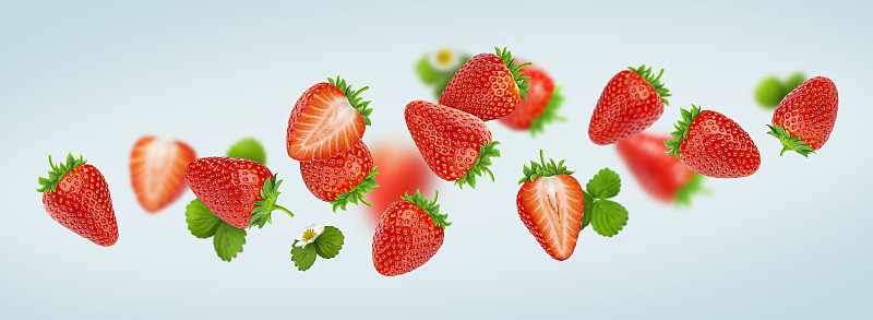 草莓被孤立在灰色的背景，落下的草莓图片素材