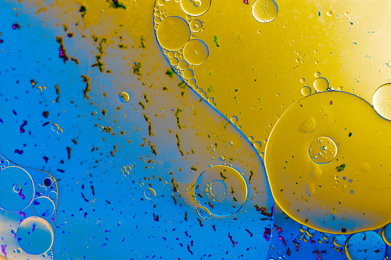 微距拍摄的水油乳剂在彩色的背景图片下载