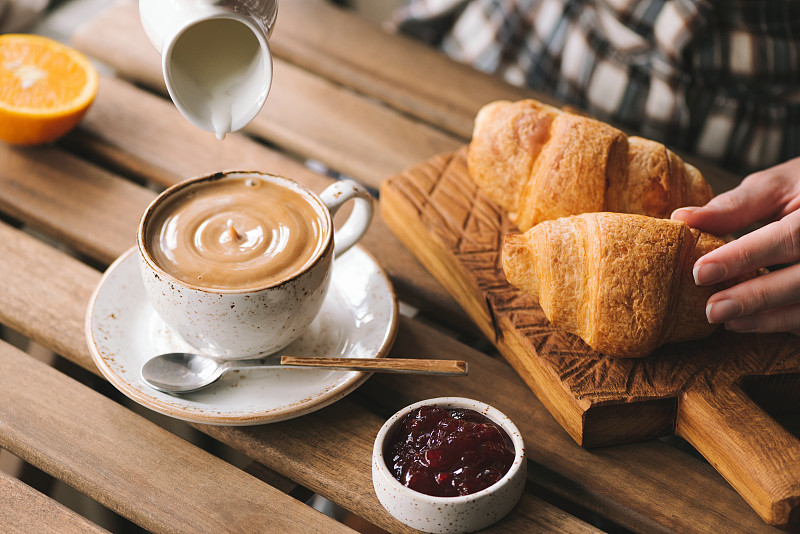 早餐在咖啡馆，牛角面包，咖啡和果酱图片素材