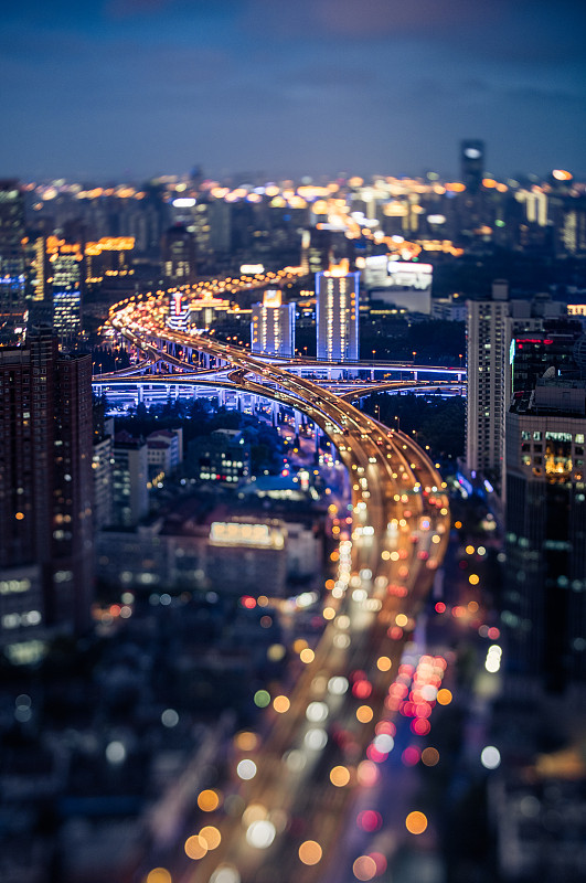 中国上海，高速公路立交桥夜间灯火通明图片下载
