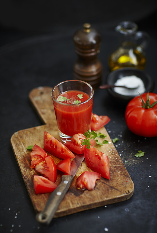 切碎的西红柿和番茄汁图片素材