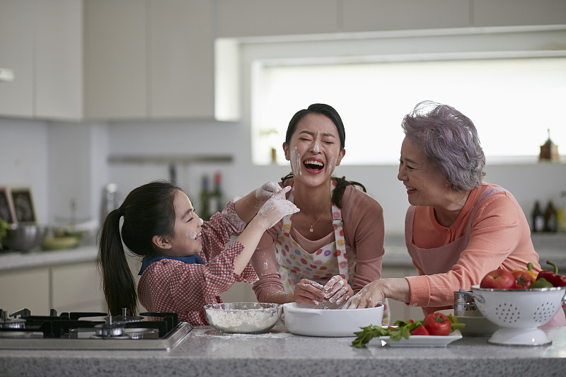 奶奶、妈妈和孙女都喜欢做饭图片下载