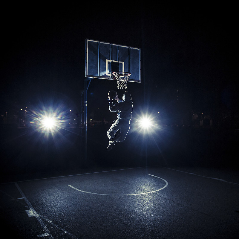 年轻人在晚上打篮球图片下载