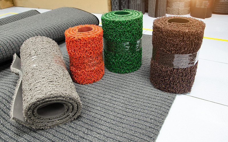 工业黑色乙烯基地毯地垫纹理。特写防滑表面乙烯基尘埃背景图像。图片下载