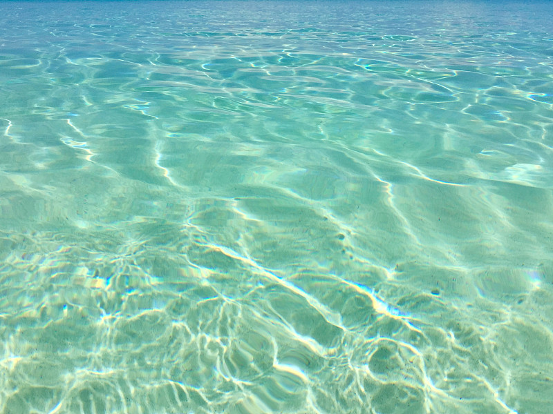 天堂岛，巴哈马群岛:沙滩和清澈的绿松石水域图片素材