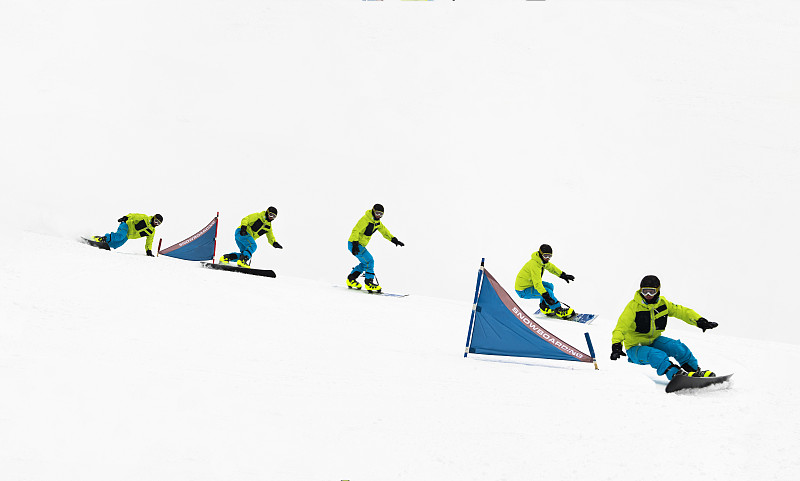 多个图像的年轻滑雪板在大回转练习通过大门图片下载