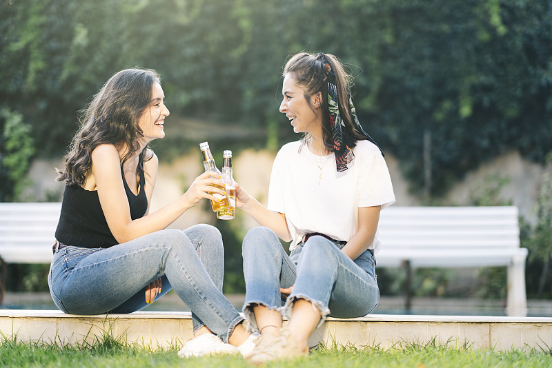 女性朋友喜欢一起喝啤酒图片素材