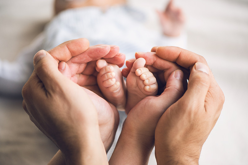 小婴儿的脚在父母的手中图片下载