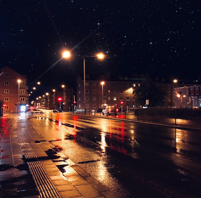 照亮城市街道在雨季的夜晚图片素材
