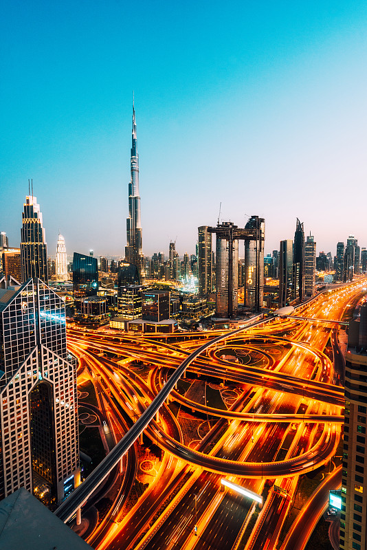 迪拜的天际线与交通枢纽和哈利法塔图片下载