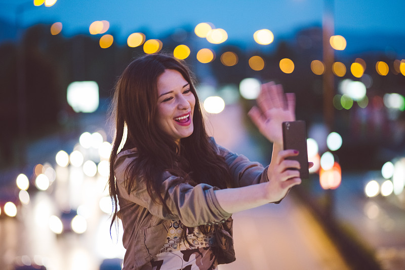 在城里享受视频通话的快乐女人图片下载