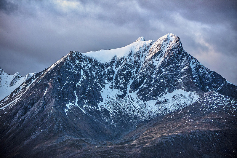 白雪覆盖的挪威山脉图片下载