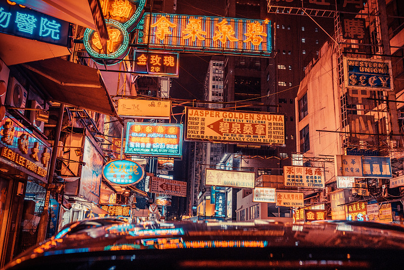 中国香港晚上的霓虹灯图片素材