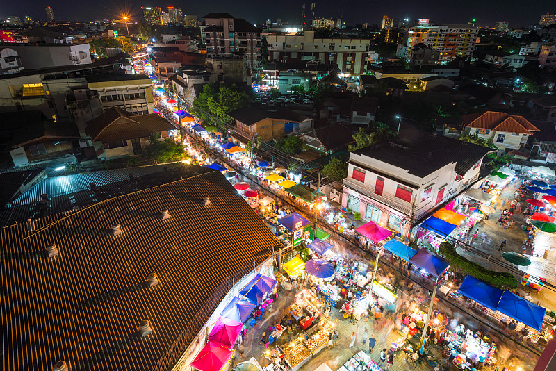 泰国清迈，每周六晚上在乌阿莱路的夜市。图片下载