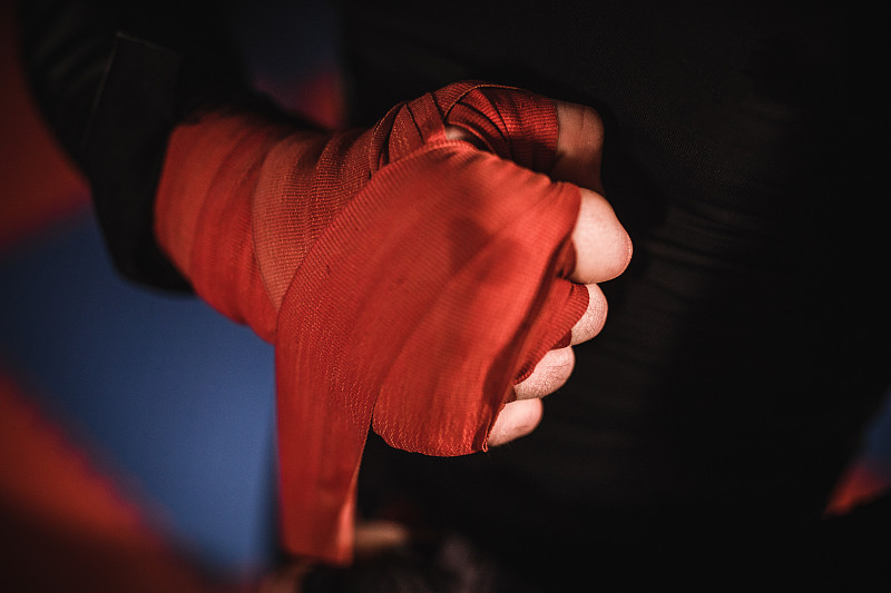 手裹着拳击绷带的男人图片下载