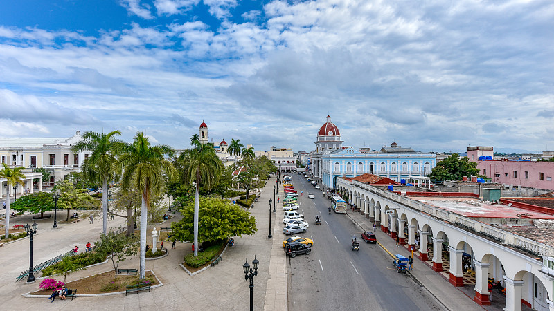 西恩富戈斯，古巴，何塞马蒂公园的广角视野图片下载