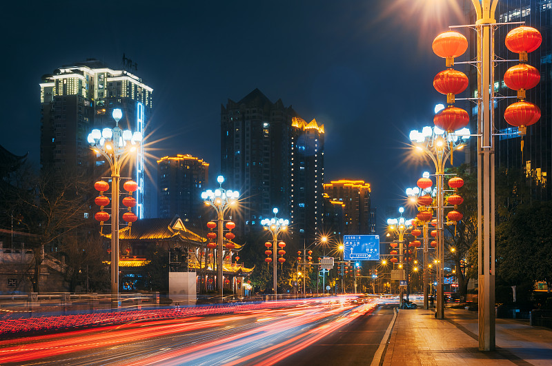 交通灯在夜晚的道路上挂着中国灯笼图片下载