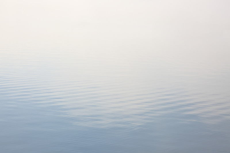 水面上的雾图片下载