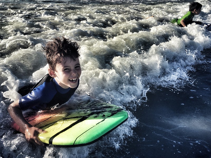 男孩在海上冲浪的肖像图片素材