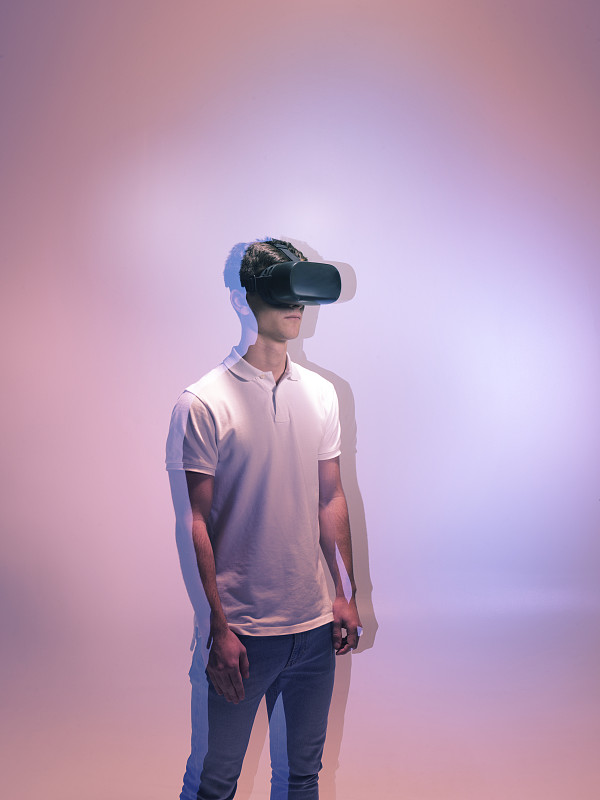 戴着VR眼镜的年轻人图片下载