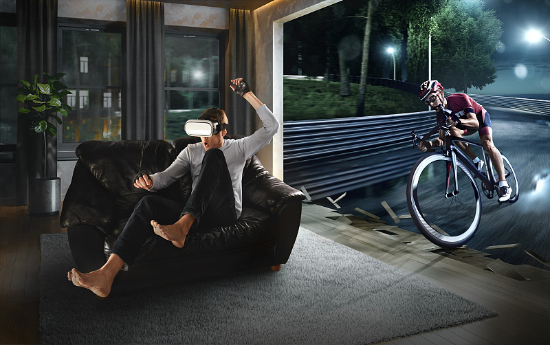 戴着VR眼镜的男人。骑自行车的虚拟现实图片下载