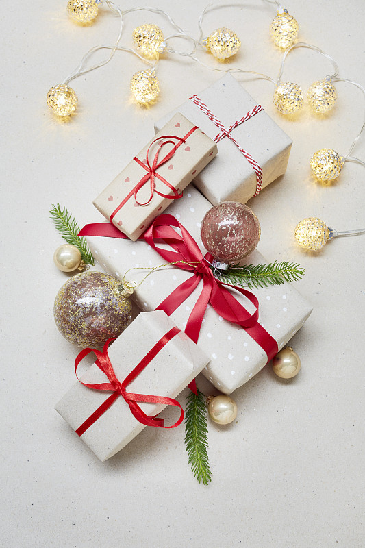 高角度的包裹圣诞礼物和圣诞装饰在浅灰色的背景图片下载
