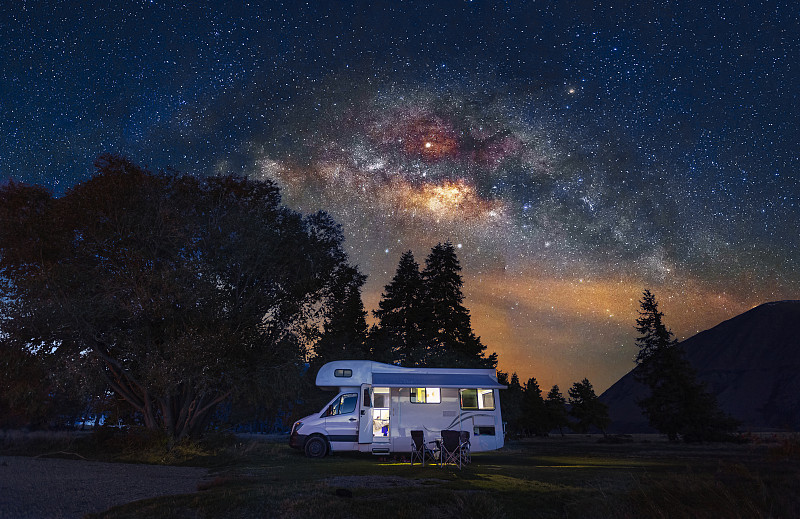 房车在免费营地与银河天空在新西兰。图片下载